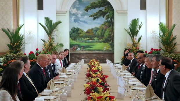 U.S. President Donald Trump and his delegation have lunch with Singapore's Prime Minister Lee Hsien Loong and officials at the Istana in Singapore June 11, 2018.  REUTERS/Jonathan Ernst