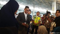 Menggunakan jas, Pahala tiba di lokasi pada pukul 11.30 WIB dan langsung memberikan penjelasan terkait rencana peninjauannya.