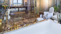 Suasana di dalam Presidential Suites yang serba mewah. Biaya menginap per malamnya mencapai angka SGD 12.450 atau setara dengan Rp 129 juta (St Regis Singapore) 