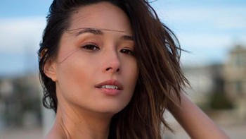 “Jika kamu berhutang dan merasa tidak pernah bisa keluar dari situasi itu, ketahuilah aku di sini untukmu. Terkadang aku merasa cemas dan menangis karena aku merasa sangat bodoh bisa berada di situasi ini,” katanya dengan mata sembab. Foto: Instagram
