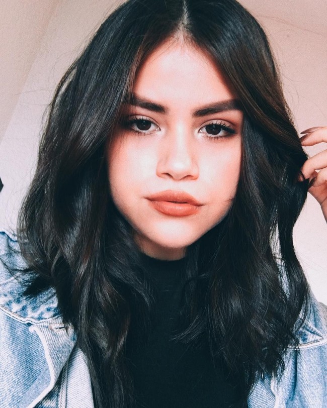 Kamu salah satu fans dari Selena Gomez? Yuk kenalan dengan gadis asal Meksiko ini yang mencuri atensi di media sosial karena parasnya mirip dengan Selena Gomez. Foto: Instagram sofiasolars