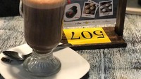 Segelas hot marshmallow dengan tambahan nutella jadi salah satu teman bersantai Chikita Meidy saat mampur ke kafe. Foto: Instagram @chikitameidy