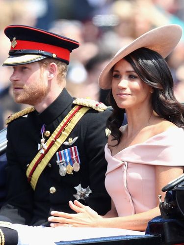 Meghan Markle dalam balutan gaun off-shoulder Carolina Herrera yang mengekspos bahunya. 