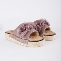 Ingin lebih tinggi namun malas mengenakan high heels? Anda bisa memilih sandal beralas tebal seperti Adjani Sandal Milo berikut. Item dari brand Mycca Shoes ini bida dimiliki dengan Rp 430 ribuan. Foto: Hijup