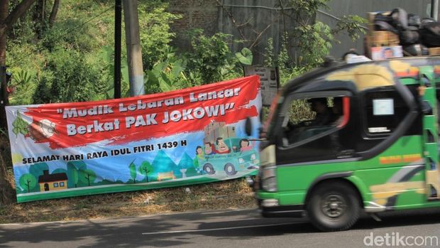 Muncul Spanduk 'Mudik Libur Lebaran Lancar Berkat Pak 