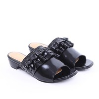 Banyak orang mencari sepatu hitam yang tak mudah kotor dan mudah dipadu-padankan. Pilihan dari brand Dellicioushoes ini bisa dipertimbangkan. Sepatu Lulublack dengan detail ruffle itu dijual Rp 225 ribuan. Hijup