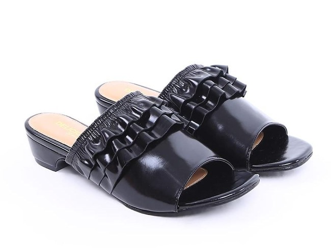 Banyak orang mencari sepatu hitam yang tak mudah kotor dan mudah dipadu-padankan. Pilihan dari brand Dellicioushoes ini bisa dipertimbangkan. Sepatu Lulublack dengan detail ruffle itu dijual Rp 225 ribuan. Hijup