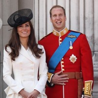 Kembali ke 2011, Kate Middleton mengikuti Trooping the Colour pertamanya dalam balutan coat dress Alexander McQueen. Foto: Getty Images