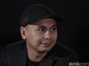 Raditya Dika Bagi-bagi Hadiah Mobil China