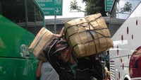 Mudik di Pulogadung tahun 2006 menjadi cerita lalu. Sekarang keberangkatan mudik digeser ke Terminal Pulogebang yang lebih representatif dan berpendingin.