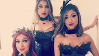 Penampil Azhari sisters yang disebut-sebut sebagai Kardashian Indonesia. Dok. Instagram/tiazhari