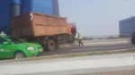 Penampakan Truk Sampah yang Hampir Terjun dari Tol di Jakut