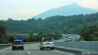 Alur bebas hambatan itu dibagi menjadi tiga ruas. Untuk ruas Salatiga-Boyolali-Colomadu saat ini masih dalam proses pembangunan. Jalan tol tersebut akan dibuka sebagai arus mudik dan balik Lebaran secara fungsional (Randy/detikTravel)