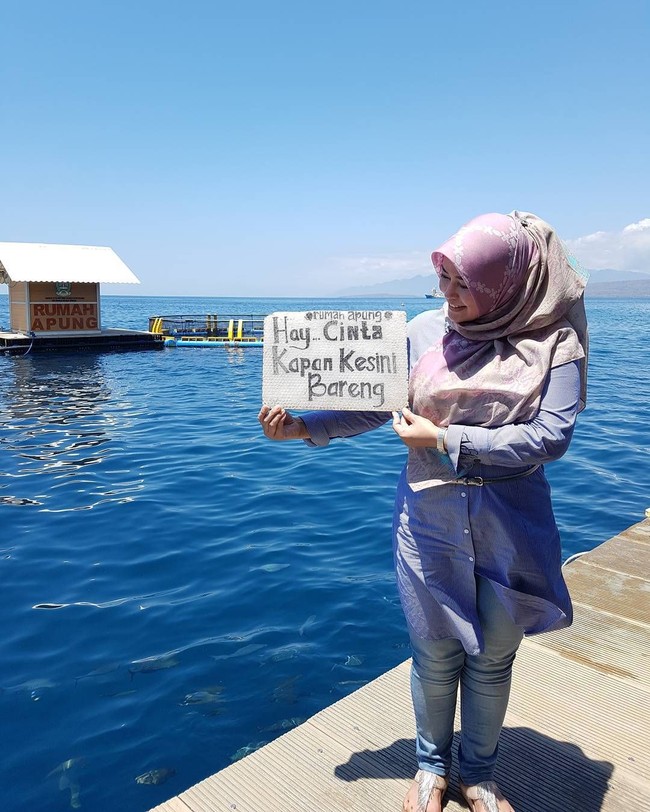 Selain hijab segi empat polos, Irna Dimyati juga sering tampil mengenakan hijab motif. Salah satu favoritnya adalah hijab motif dari Ria Miranda. Foto: Instagram/Irnadimyati