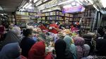 Jelang Lebaran, Toko Kue Kering Diserbu Pembeli