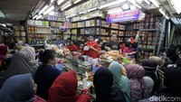 Pelayan sibuk melayani pembeli.