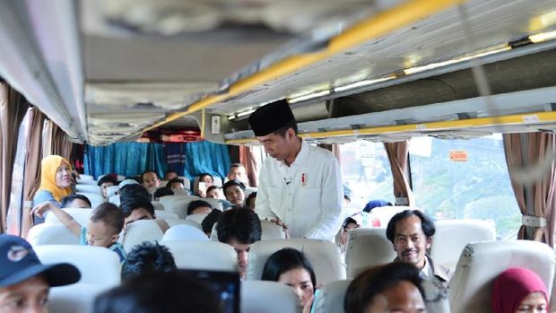 Di dalam bus, Jokowi menyalami para pemudik.