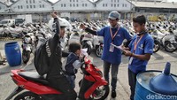 Setelah tiba di tujuan, para pemudik yang ingin mengambil motor mereka dapat memberikan kwitansi kepada petugas untuk dibantu proses pencarian motor dan proses verifikasi kepemilikan motor.
