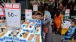 Berburu Kebutuhan Lebaran di Pasar Baru