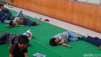 Belum adanya sistem pembelian tiket secara online membuat pemudik harus mengantre seharian untuk membeli tiker mudik. Ruang tunggu di stasiun kereta api awal tahun 2000an juga masih sederhana sekali. Karpet jadi alas untuk penumpang duduk bahkan ada juga yang tertidur sambil mengantre tiket.