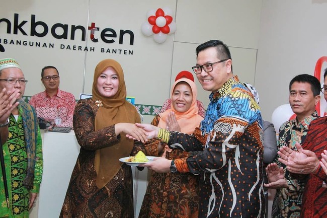 Hijab segi empat polos dengan gaya sederhana tampaknya jadi andalan Irna Dimyati. Saat menghadiri peresmian Kantor Cabang Pandeglang PT. Bank Pembangunan Daerah Banten, ia kembali memakai hijab segi empat polos dengan atasan bercorak batik. Foto: Instagram/Irnadimyati