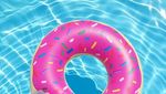 Gemas! Ini Pool Float Bentuk Makanan yang Wajib Dimiliki Pecinta Makanan