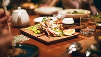 Yummy! Ini hidangan udang yang dimakan Calvin ketika menyambangi restoran Jepang di Jakarta. Hmm kelihatannya enak ya. Gaya foto Calvin ini juga sudah terlihat seperti fotografer makanan. Foto: instagram @calvinjeremy