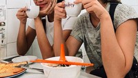 Punya ibu yang dulunya model membuat Ayla tak asing dengan dunia fashion. Ini pose sarapan hitsnya bersama Alika Islamadina saat sama-sama belum mandi. Foto: Instagram ayladimitri