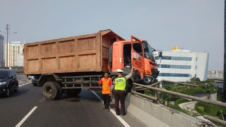 Busyet Truk Sampah Nyaris Jatuh dari Tol Layang Plumpang