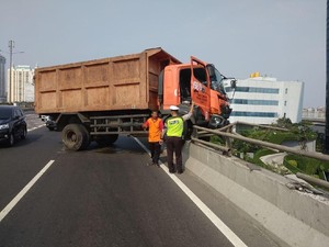 Truk Nyaris Terjun dari Tol, Sandi Minta Keselamatan Diutamakan