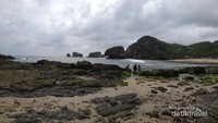 Pantai Siung tampak cantik dengan hamparan pasir putih dan pemandangan perbukitan hijau di salah satu sisinya, serta lautan biru di sisi lainnya (Indah N Syarifah/dTraveler)