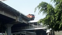 Truk yang hampir jatuh itu membuat panik warga yang ada di bawah. (Foto: Yudho Baskoro/pasangmata.detik.com)
