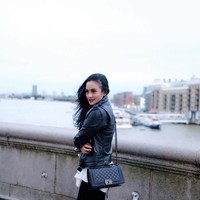 Liburan ke London, Ririn Ekawati terlihat stylish berpose dengan Chanel Boy Small Quilted Flap Bag. Tas ini harganya sekitar US$ 4.300 atau sekitar Rp 59 jutaan. Foto: Instagram/ririnekawati