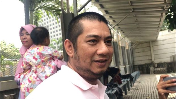  Ada sekitar puluhan pembesuk yang datang. 