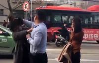 Viral! Pria Ini Malah Bela Pelakor dan Tampar Istrinya Didepan Umum Saat ketahuan Selingkuh Viral! Pria Ini Malah Bela Pelakor dan Tampar Istrinya Didepan Umum Saat ketahuan Selingkuh