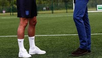 Harry Kane, penyerang timnas Inggris tampak serius menghabiskan waktu di lapangan latihan sebelum ke Rusia. Bahkan, dia kedatangan tamu spesial, Pangeran William (harrykane/Instagram)