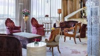 Interior super mewah bernuansa kristal menghiasi Presidential Suites. Malah ada Grand Piano yang menghadirkan live music (St Regis Singapore) 