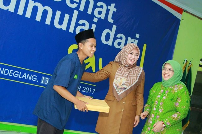 Meski harus memakai seragam di beberapa acara, Irna Dimyati juga sering tampil kasual. Ia pun lihai memadupadankan warna hijab dengan busana yang dikenakannya. Foto: Instagram/Irnadimyati