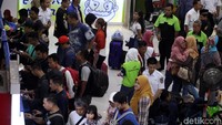 Antrean warga di tempat pencetakan tiket.