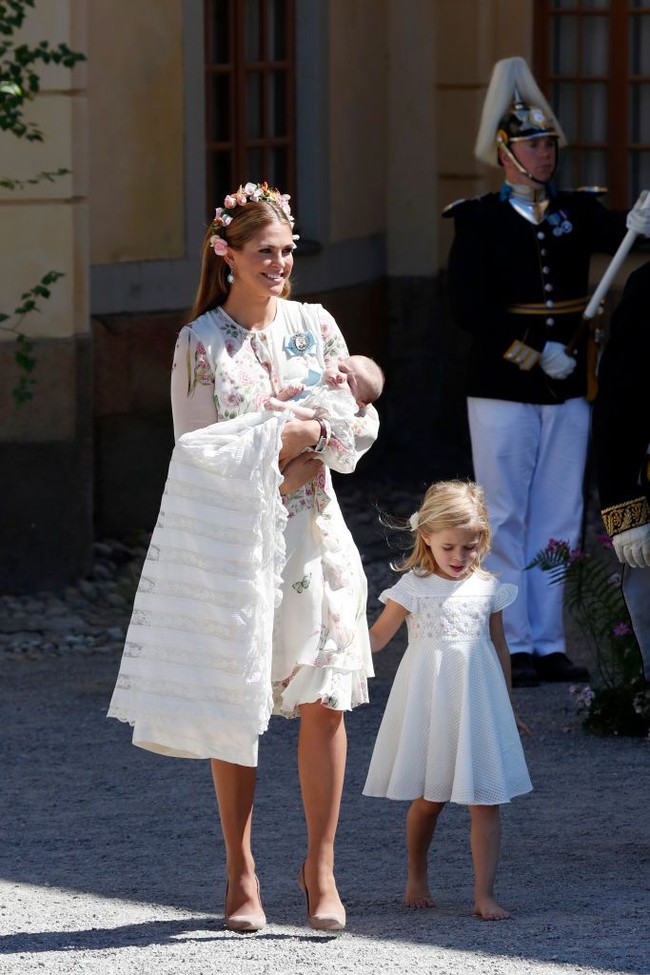 Si kecil Putri Princess Adrienne menggunakan jubah tradisional. Jubah putih tersebut merupakan pakaian turun-temurun dalam acara pembaptisan keluarga Kerajaan Swedia. Jubah tersebut pertama kali digunakan oleh Pangeran Gustaf Adolf pada 1906. Foto: Getty Images