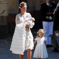 Si kecil Putri Princess Adrienne menggunakan jubah tradisional. Jubah putih tersebut merupakan pakaian turun-temurun dalam acara pembaptisan keluarga Kerajaan Swedia. Jubah tersebut pertama kali digunakan oleh Pangeran Gustaf Adolf pada 1906. Foto: Getty Images