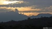 Apabila lewat tol ini saat sore hari, traveler juga bisa menikmati panorama langit yang memerah disertai dengan pegunungan sebagai latarnya. Indah sekali! (Randy/detikTravel)  