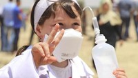 Lihat aksinya saat memegang botol infus dan mengenakan masker. Foto: Instagram