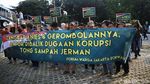 Aksi Demo Tuntut Anies-Sandi di KPK