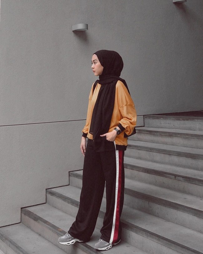 Gaya boyish Intan Khanasah juga bisa dicontek untuk perjalanan mudikmu. Pemilihan celana longgar seperti trackpants yang dikenakan Intan jadi ide yang cerdik untuk kamu yang ingin tampil beda. Foto: Instagram Intan Khasanah