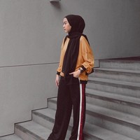 Gaya boyish Intan Khanasah juga bisa dicontek untuk perjalanan mudikmu. Pemilihan celana longgar seperti trackpants yang dikenakan Intan jadi ide yang cerdik untuk kamu yang ingin tampil beda. Foto: Instagram Intan Khasanah