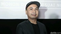 Ia tampak mengenakan jas berwarna hitam dengan topi warna yang senada. Foto: Pool/Ismail/detikHOT