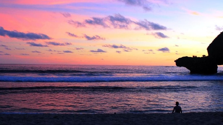 Sunset di Pantai Siung, Gunungkidul (Bayu Krisna/dTraveler) Sunset di Pantai Siung, Gunungkidul (Bayu Krisna/dTraveler)