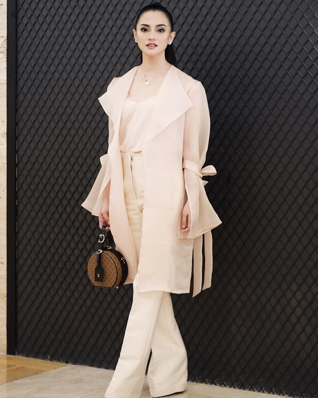 Ririn Ekawati yang selalu tampil stylish kali ini bergaya memakai tas mini Louis Vuitton seri Petite Boite Chapeau seharga US$ 4.350 atau sekitar Rp 60 jutaan. Foto: Instagram/ririnekawati