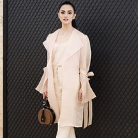 Ririn Ekawati yang selalu tampil stylish kali ini bergaya memakai tas mini Louis Vuitton seri Petite Boite Chapeau seharga US$ 4.350 atau sekitar Rp 60 jutaan. Foto: Instagram/ririnekawati